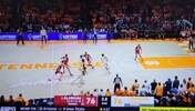 疯狂三月要来了!NCAA超远logo压哨三分绝杀 全场沸腾!