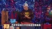 金发碧眼~拉菲尼亚老婆爬到红绿灯上庆祝巴萨夺冠🤣