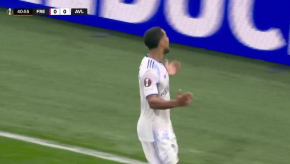 一剑封喉!蒂莱曼斯不停球凌空斩破门!维拉1-0领先弗赖堡!